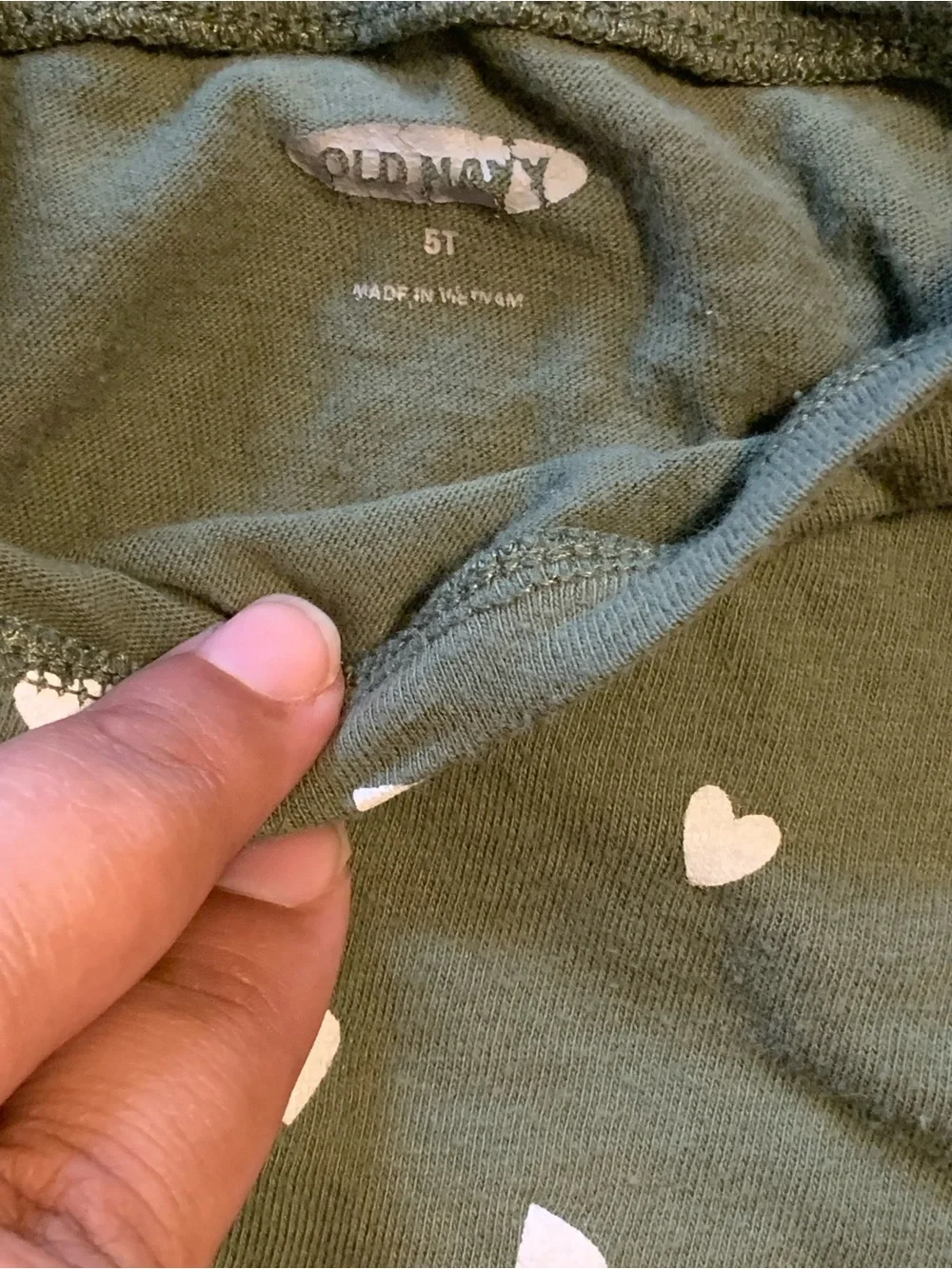 Old Navy Olive Green Long Sleeve Toddler Shirt with White Hearts size 5T Girl